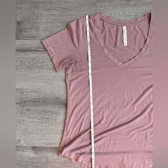 Women's Aritzia Babaton foundation v-neck t-shirt in soft orchid size small - Picture 8 of 9